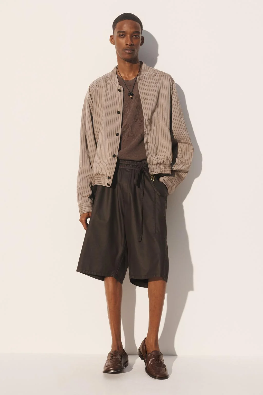 Укороченная куртка-бомбер из вискозы-купро в полоску — Бомбер