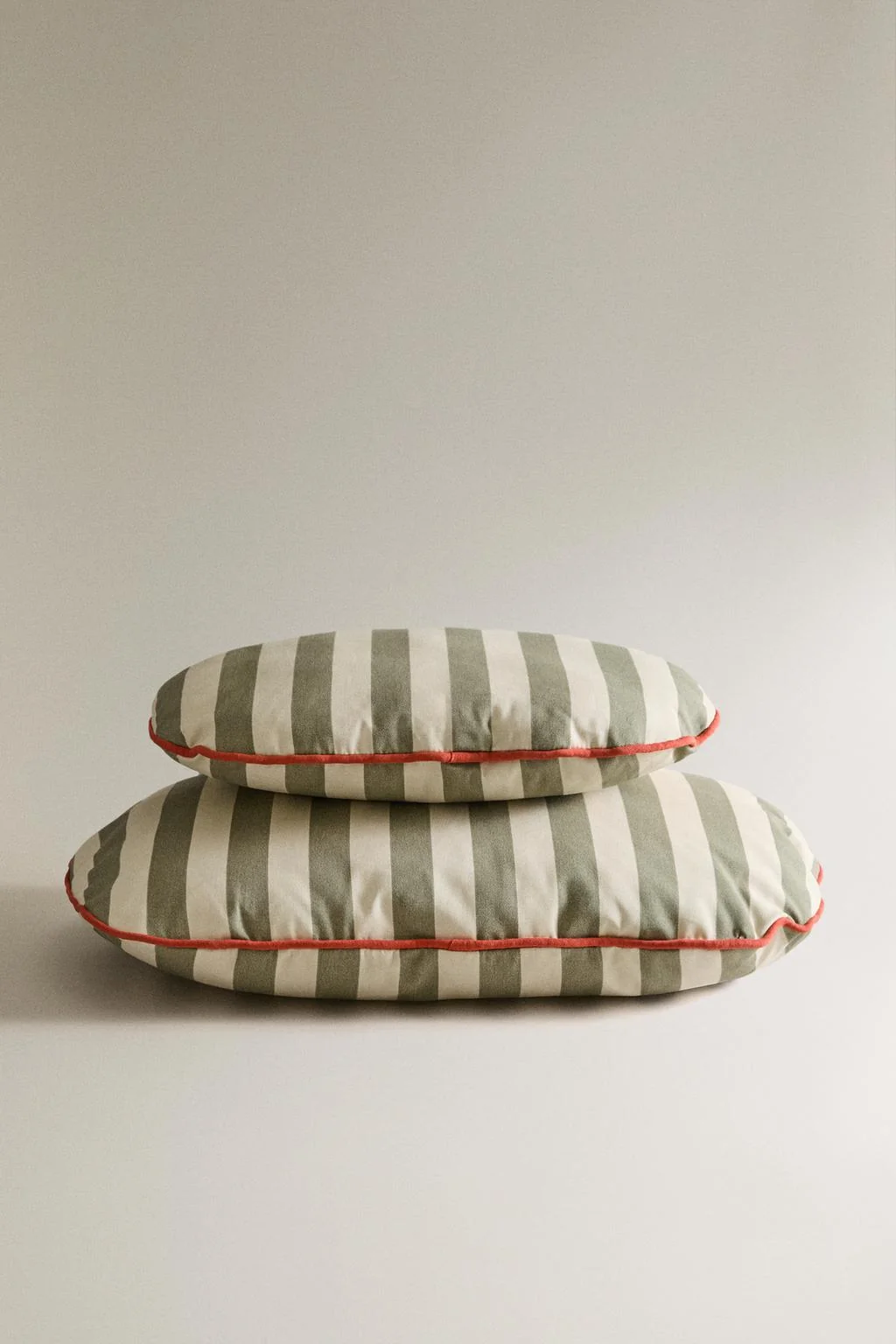 Овальная полосатая подушка для питомцев — Подушки