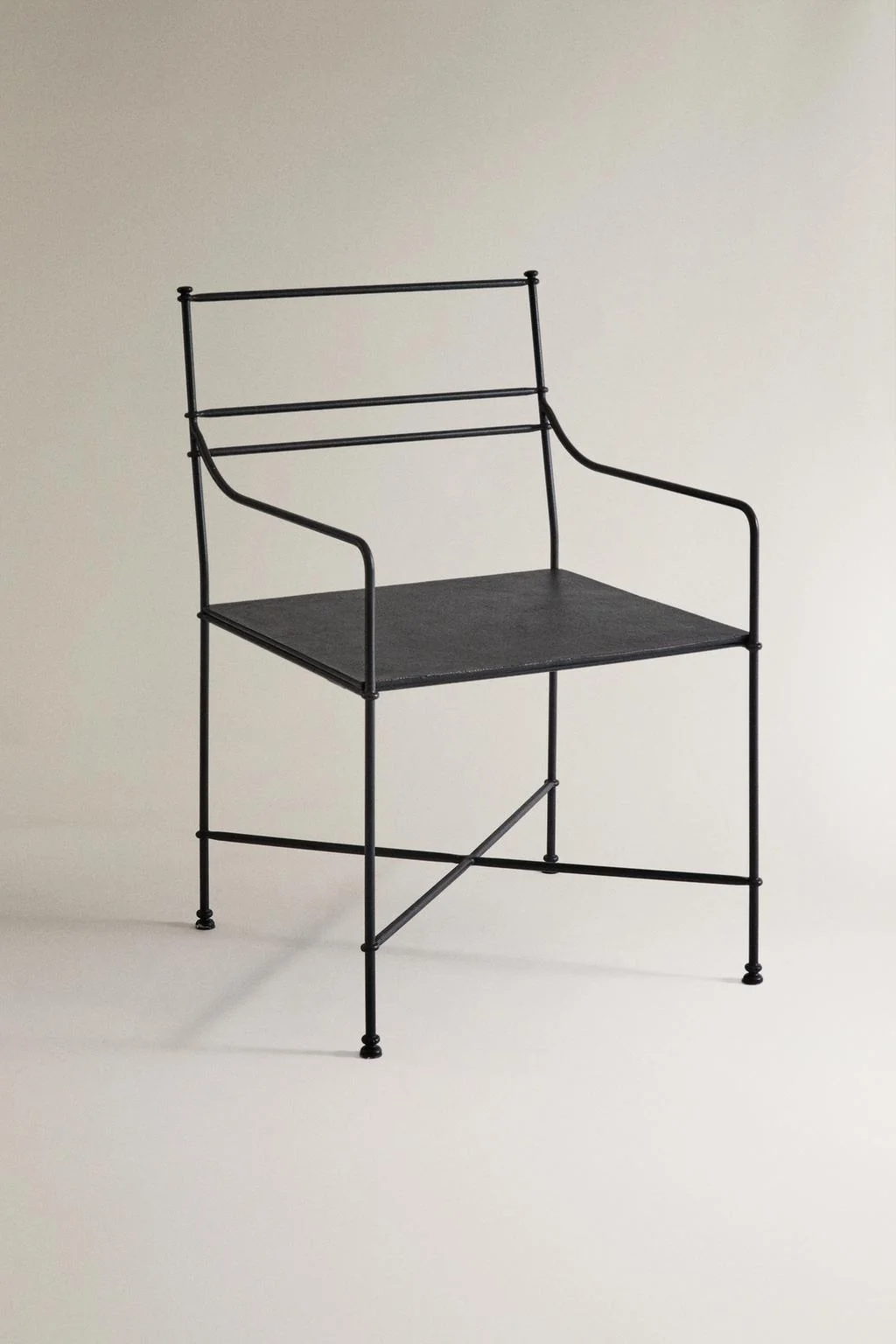 Стул из кованого металла с подлокотниками — Мебель