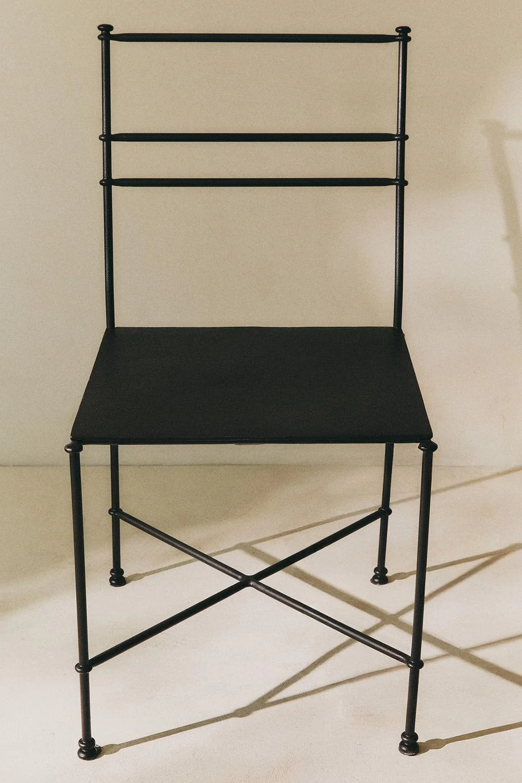 Стул из кованого металла