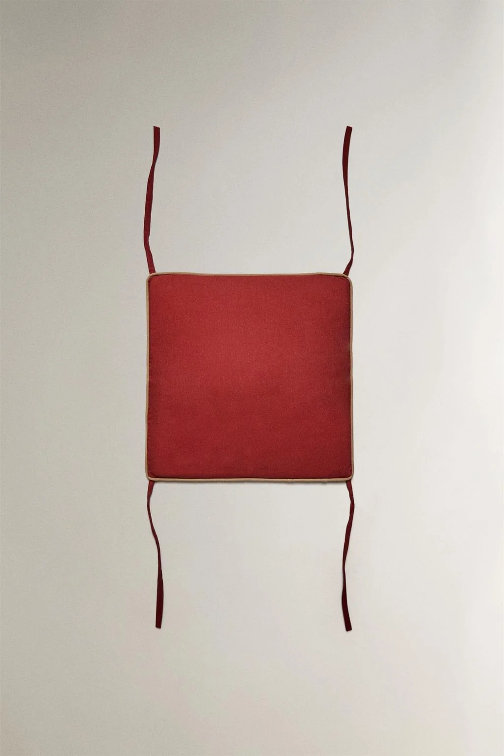 Спинка для стула с контрастной обивкой — Подушки