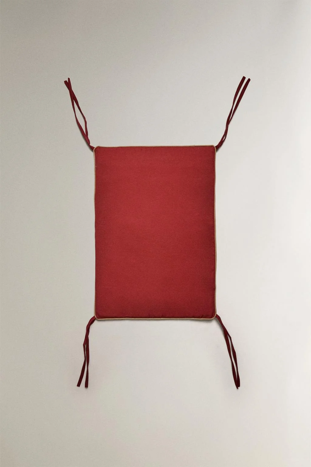 Спинка для скамейки с контрастной обивкой — Подушки