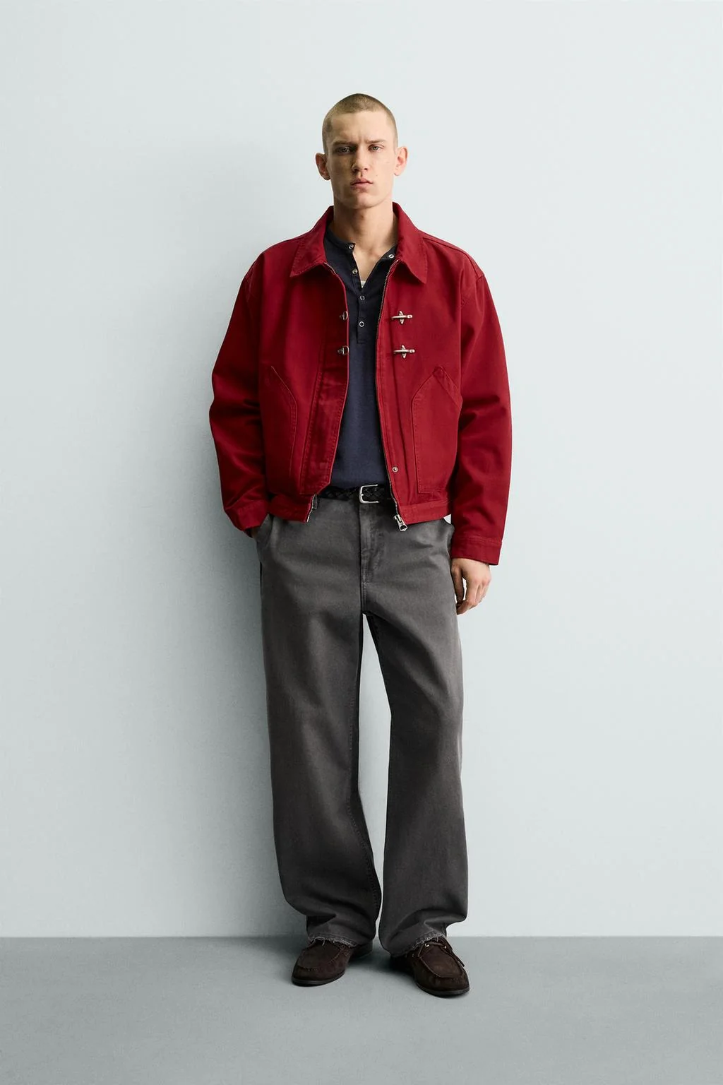 Брюки чино свободного кроя с эффектом потёртости — Чиносы