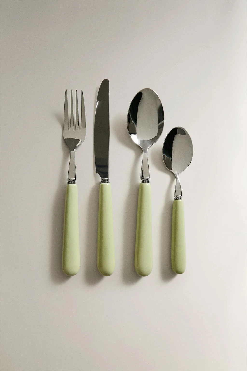 4-ПРЕДМЕТНЫЙ НАБОР СТОЛОВЫХ ПРИБОРОВ С КЕРАМИЧЕСКОЙ РУЧКОЙ — Верхняя одежда