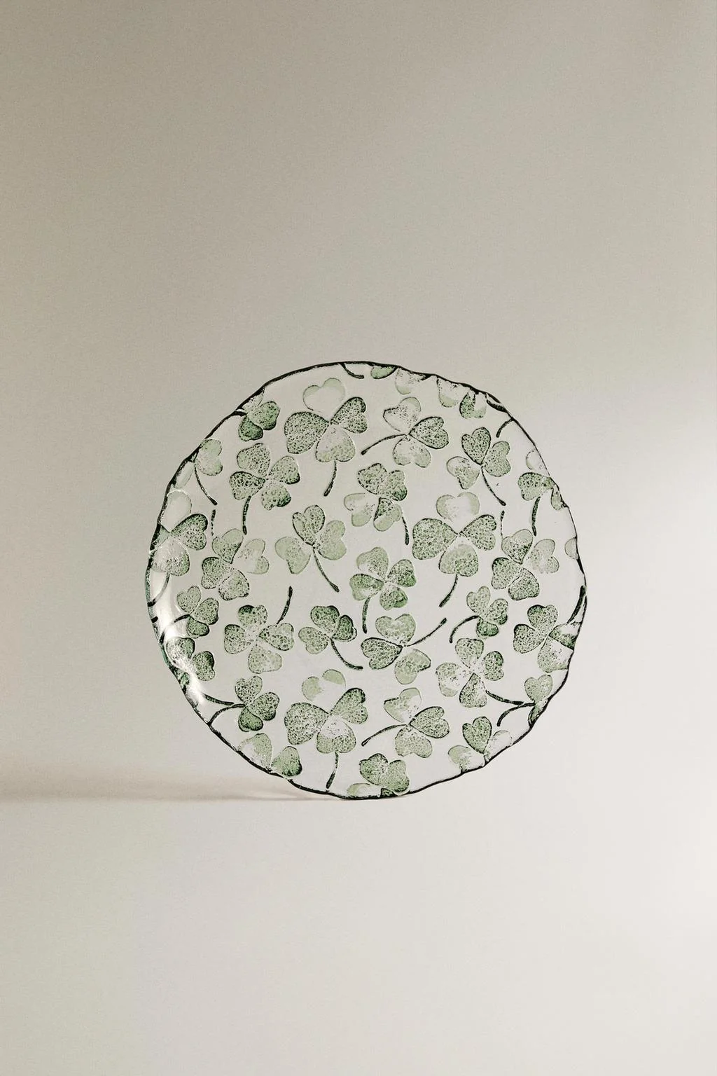 ТАРЕЛКА ДЛЯ ДЕСЕРТА ИЗ СТЕКЛА С УЗОРОМ КЛЕВЕРА — Столовая