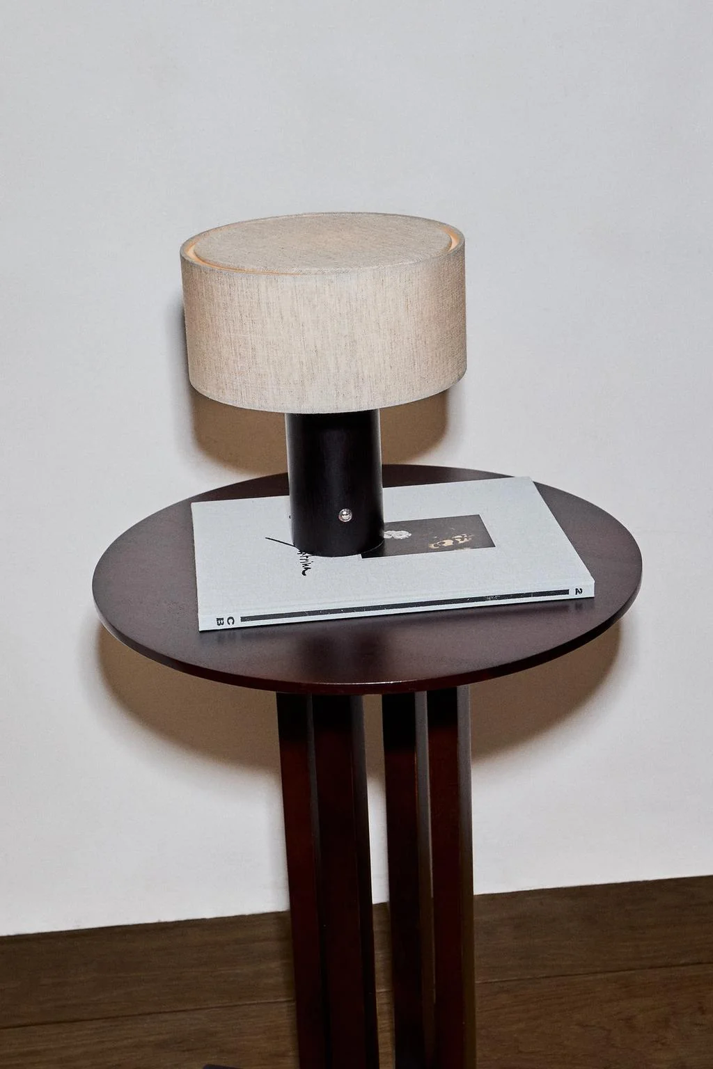 МАЛАЯ ЛЬНЯНАЯ И ДЕРЕВЯННАЯ БЕСПРОВОДНАЯ НАСТОЛЬНАЯ ЛАМПА — Освещение