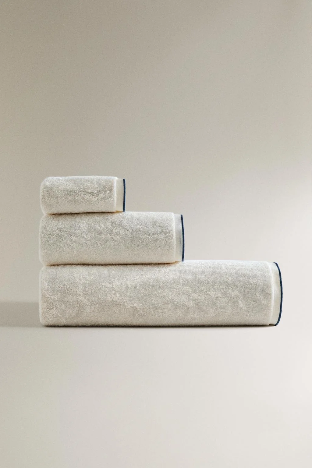 Ванное полотенце с цветной строчкой