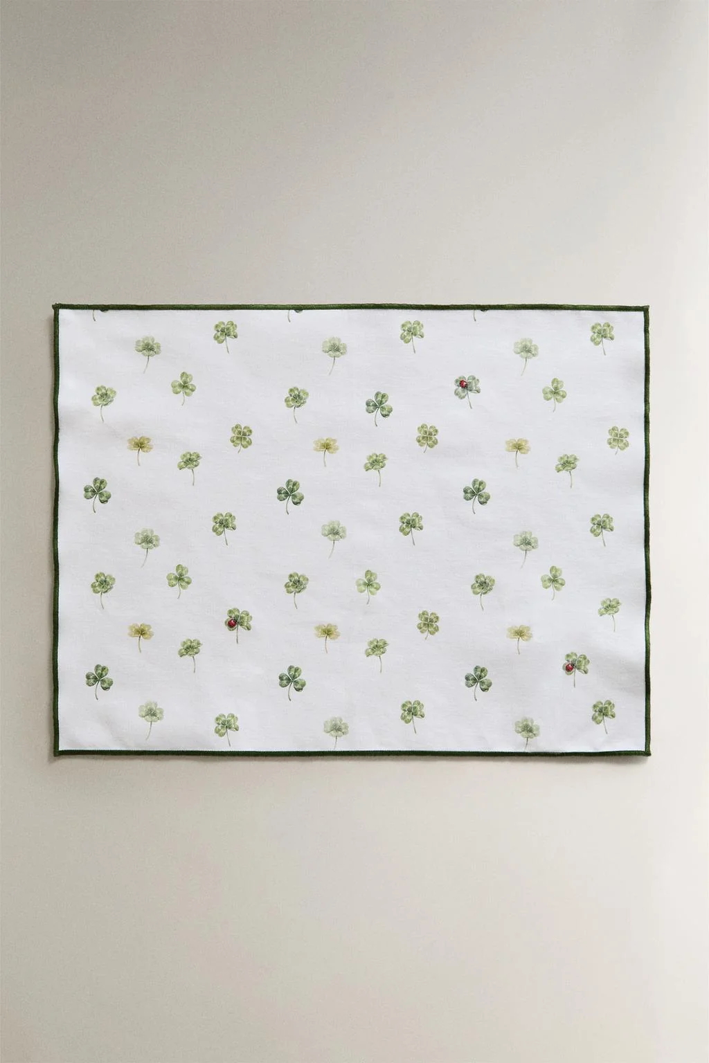Салфетка из смолы с клевером — Столовая