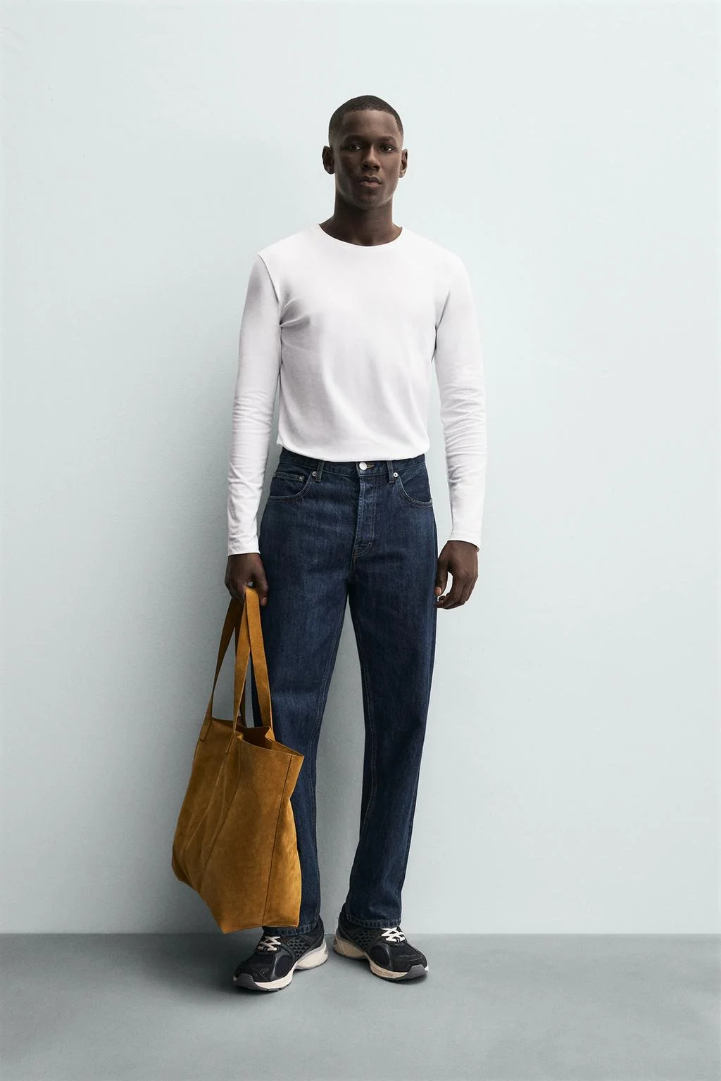 Базовая футболка зауженного кроя