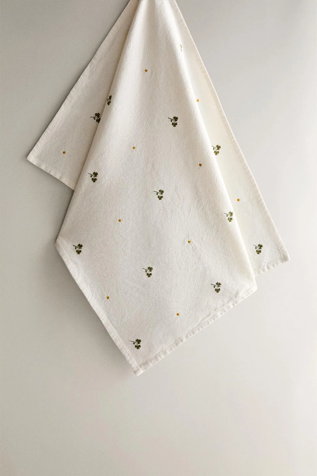 Вышитое полотенце для чая с клевером — Кухня