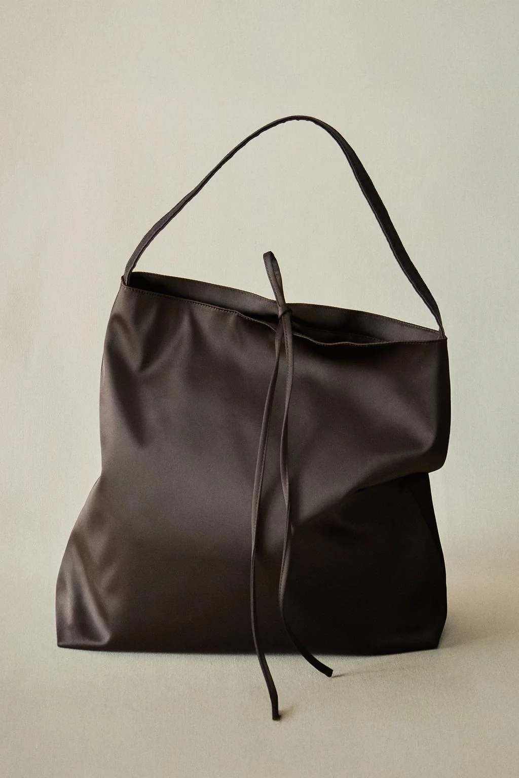 Сатиновая tote-сумка — Сумки и чехлы для туалетных принадлежностей