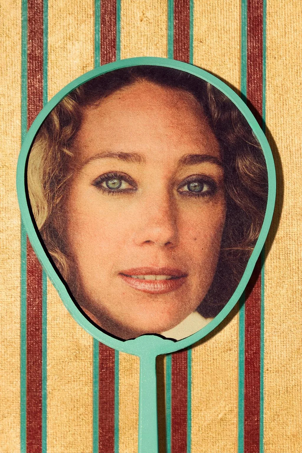 Веер бумажный с изображением лица | Marisa Berenson