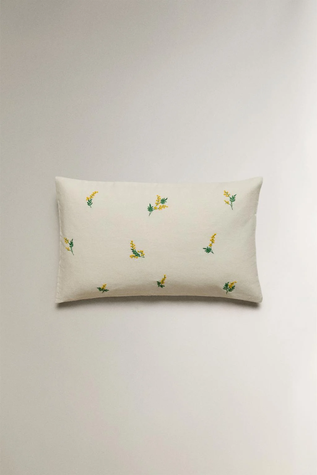 Чехол на подушку с принтом мимозы — Подушки