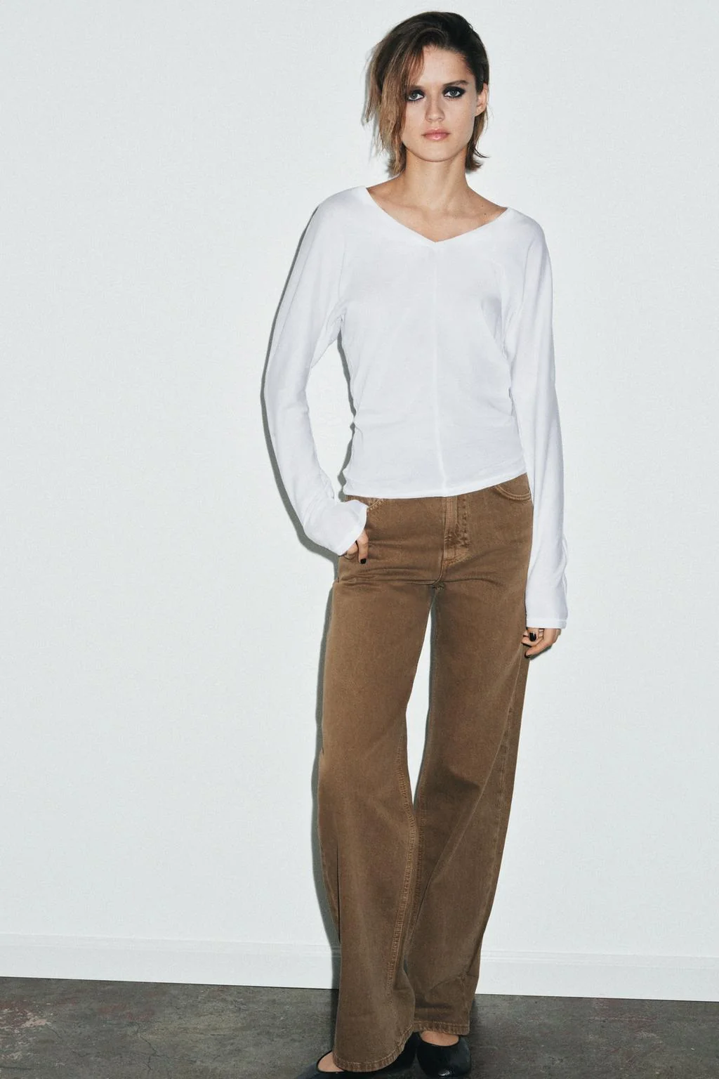 Хлопковая футболка с V-образным вырезом