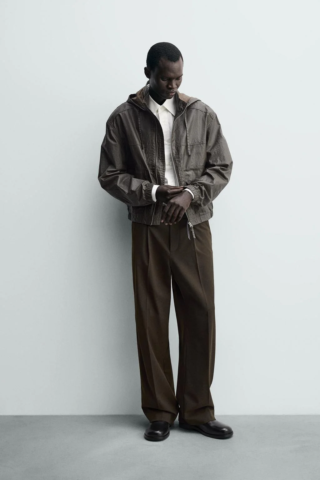 Брюки со складками с широкими штанинами