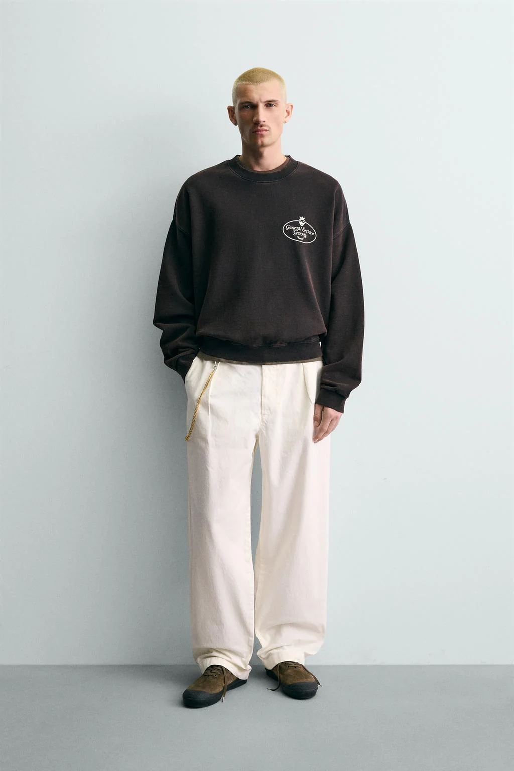 Свитшот с потёртым принтом и слоганом — Круглый воротник