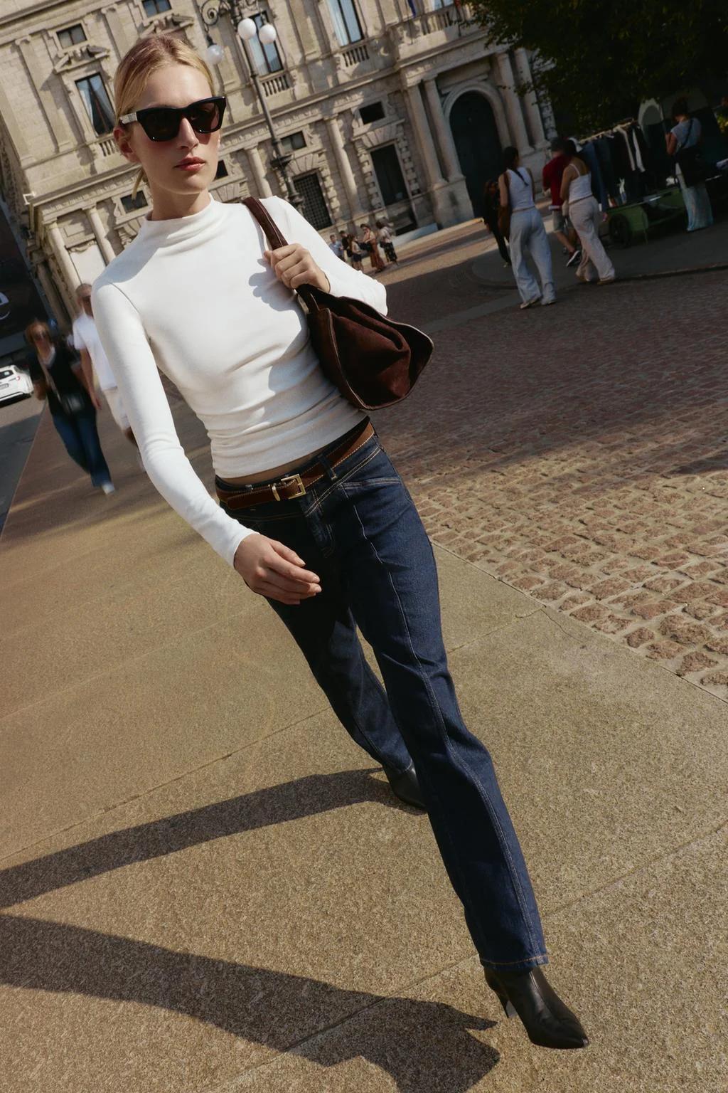 Футболка с высоким воротом