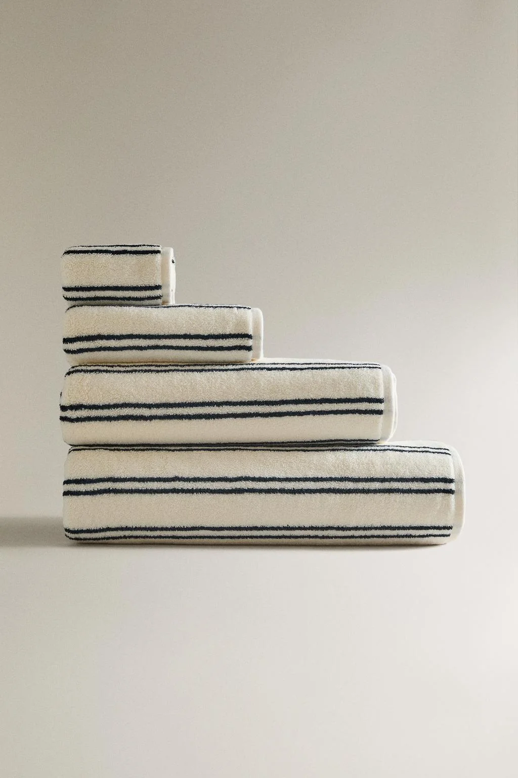 ПОЛОТЕНЦЕ ДЛЯ ВАННЫ С ДВУМЯ ПОЛОСКАМИ