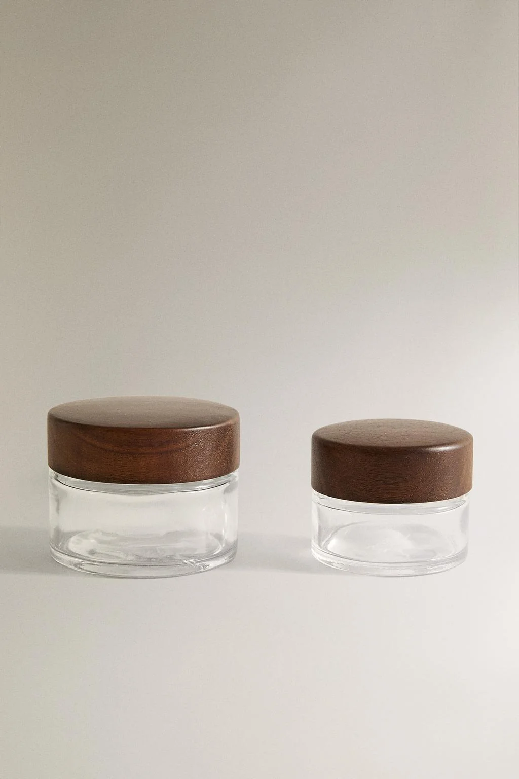 Стеклянная банка с деревянной крышкой