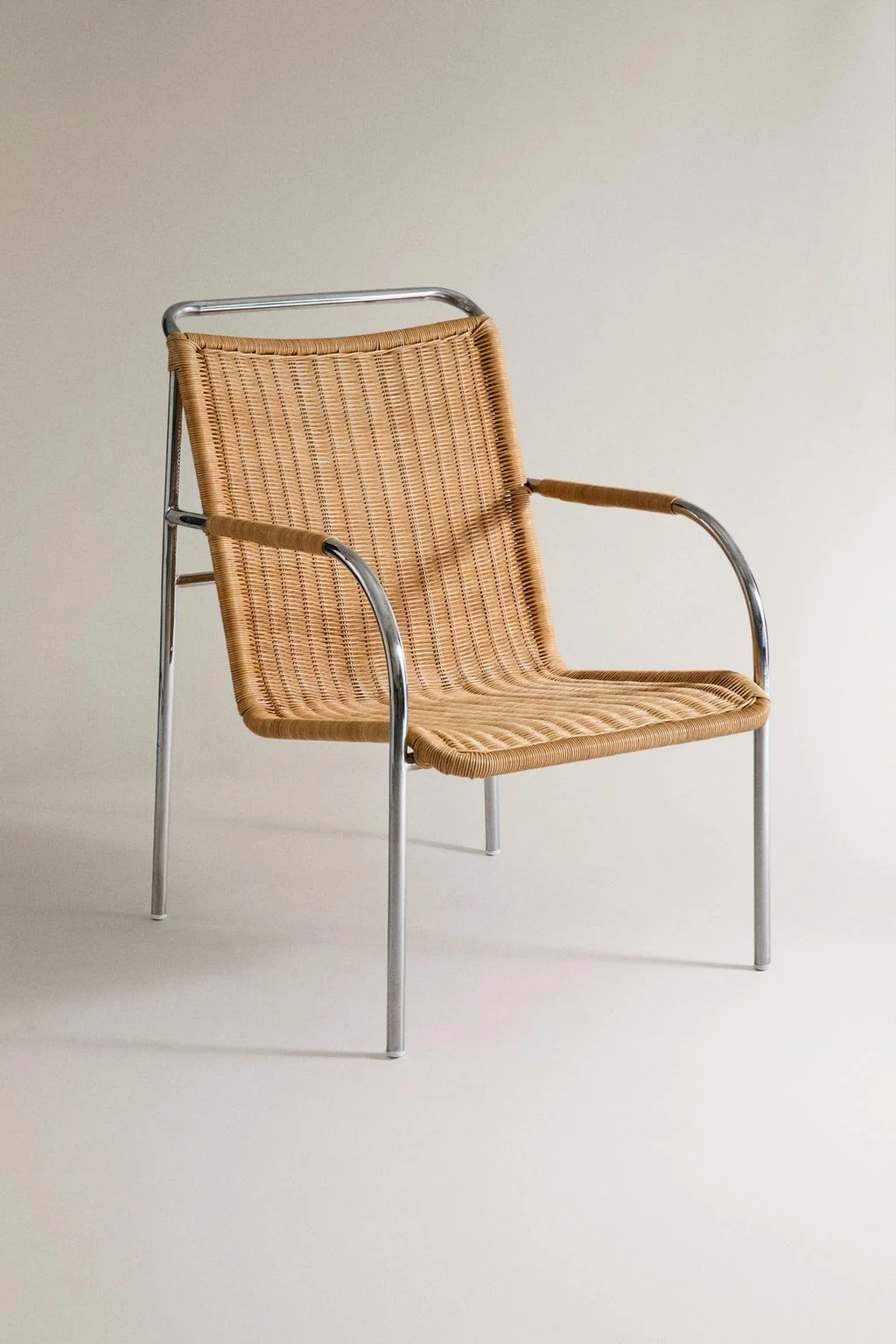 Стул с акцентами из ротанга и стали — Мебель