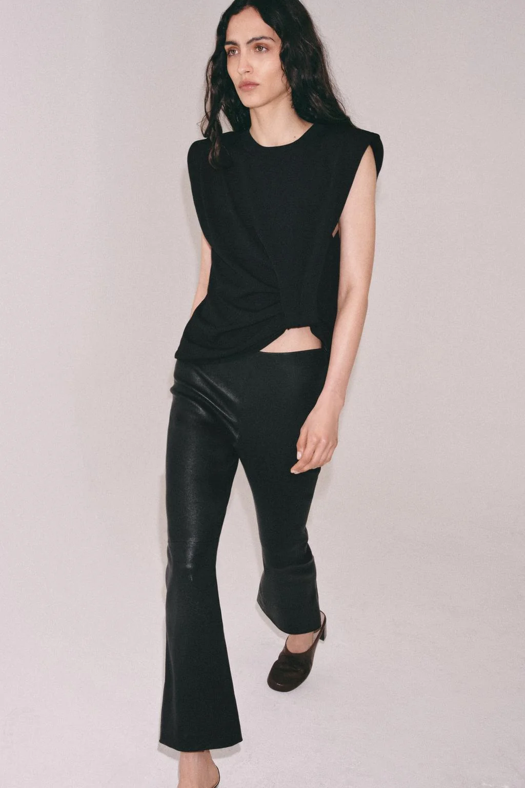 Вязаный топ с накладками на плечи