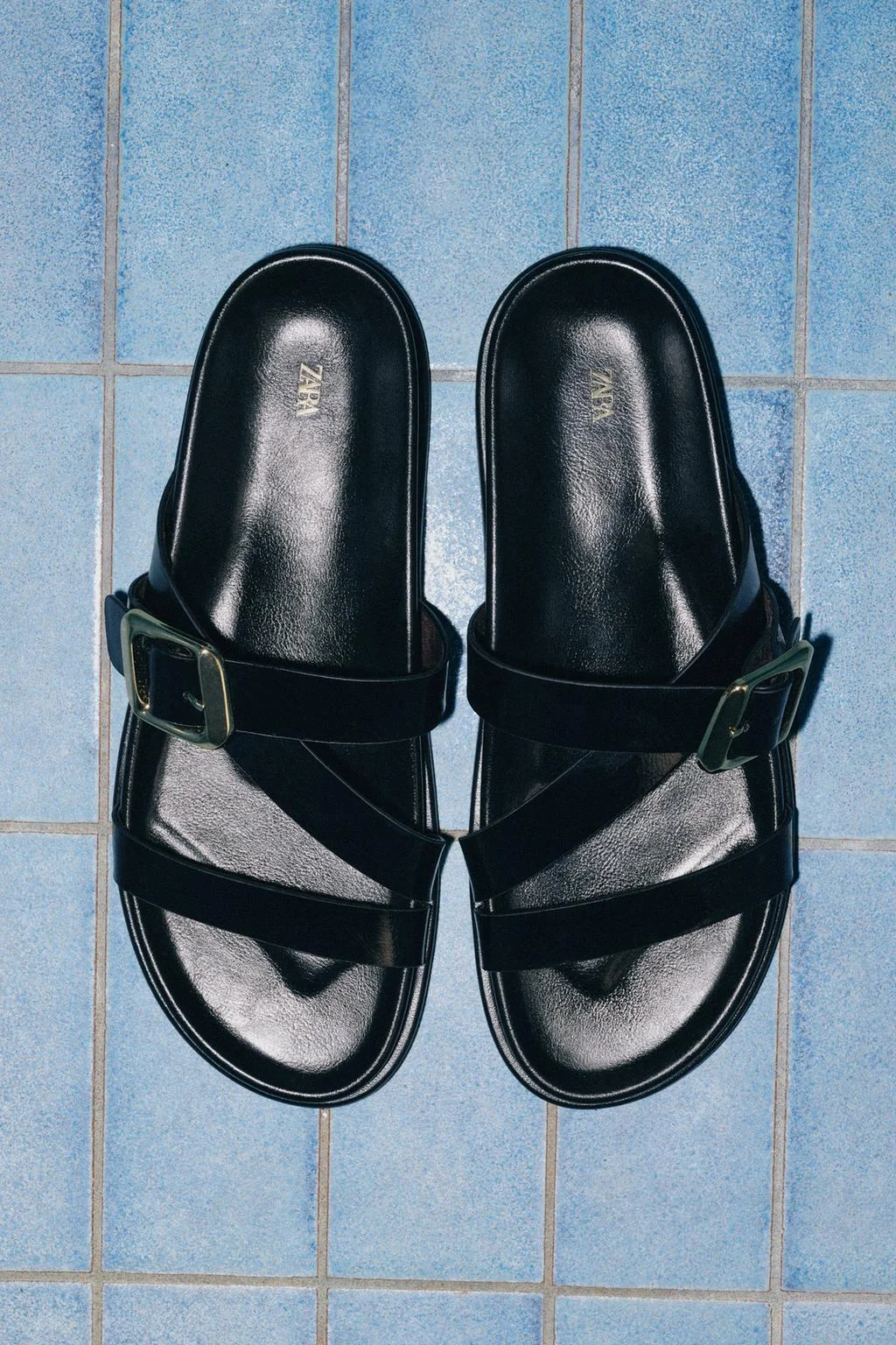 Плоские сандалии с пряжкой — ПЛОСКАЯ ОБУВЬ