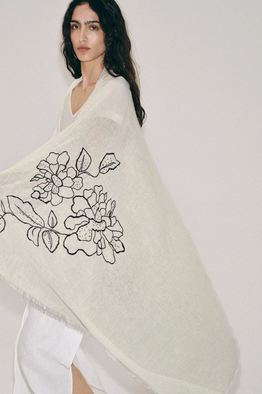 Вышитый шарф из льняной смеси