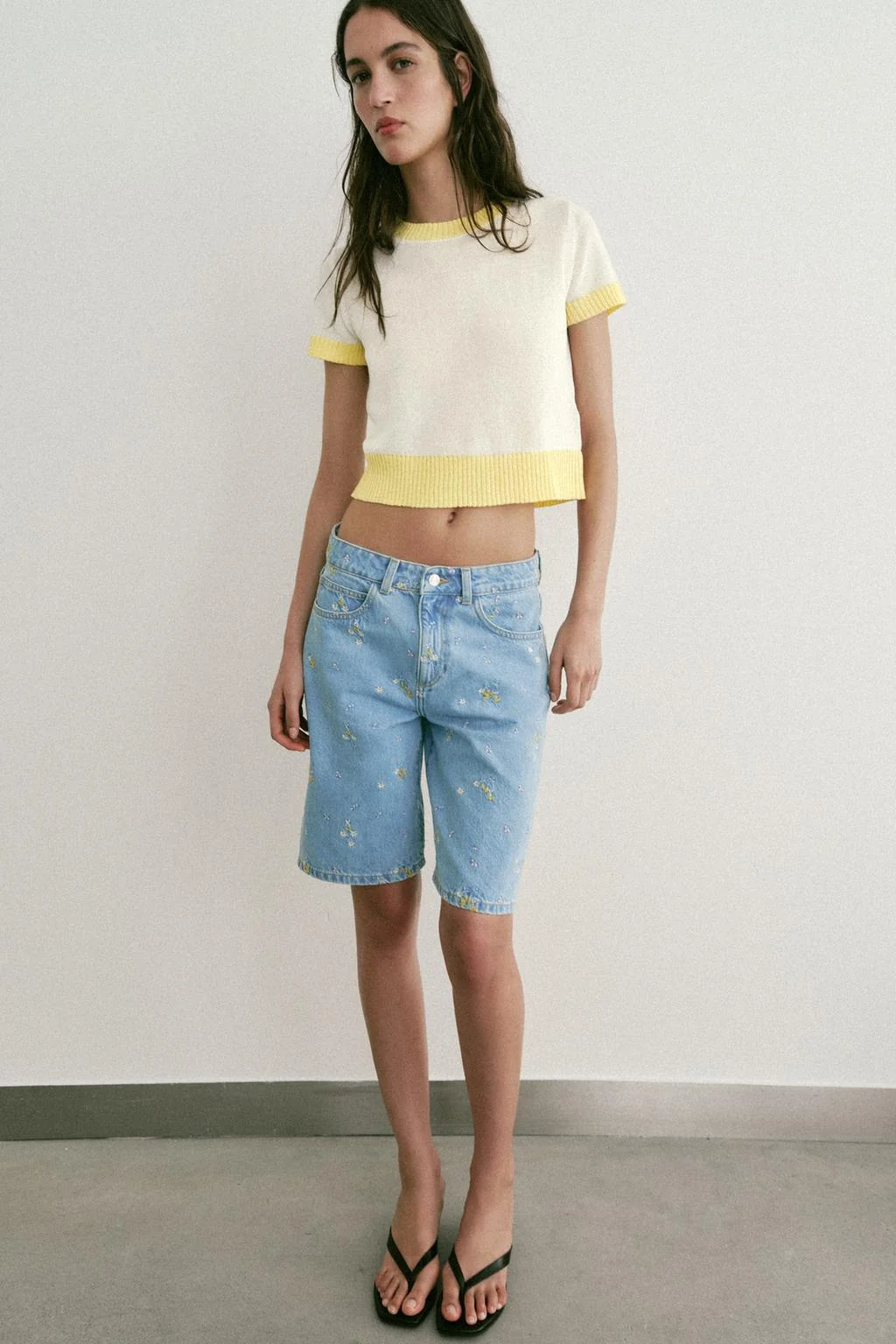 БЕРМУДЫ ИЗ ДЖИНСЫ С ЦВЕТОЧНОЙ ВЫШИВКОЙ Z1975 — Шорты | Бермуды