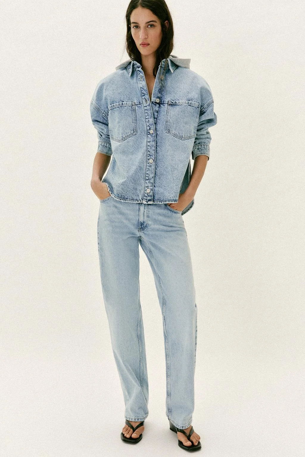 ОВЕРСАЙЗ КУРТКА-ХУДИ ИЗ ДЖИНСЫ Z1975 — ТРЕНЧИ | КУРТКИ