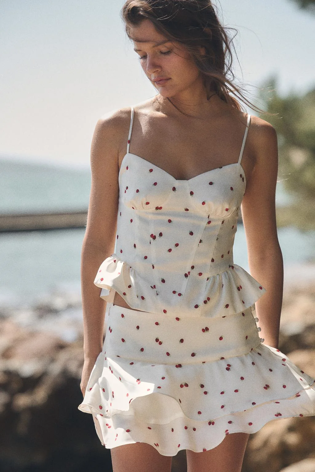 Мини-юбка с клубничным принтом и рюшами — Юбки