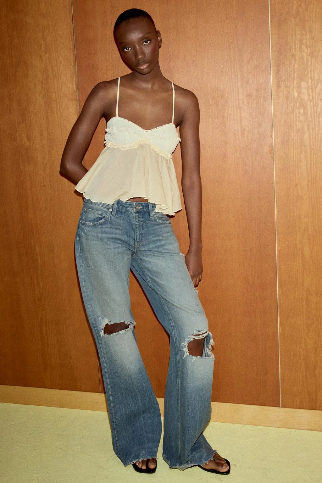 Камизолька с кружевной окантовкой