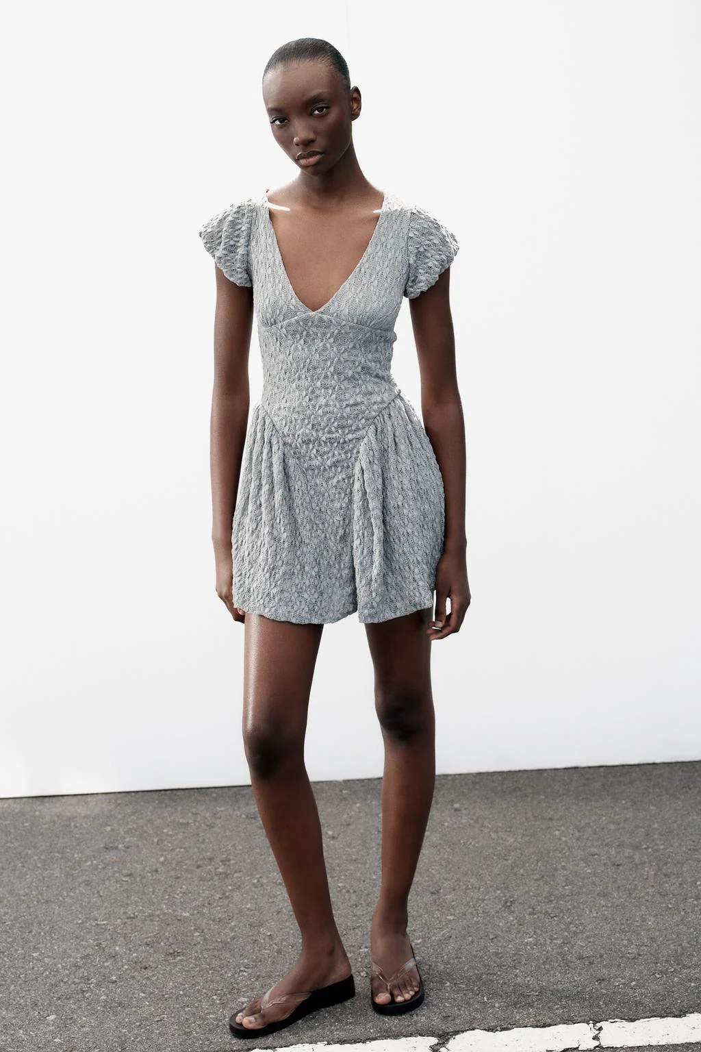 Кружевное платье с пышной юбкой