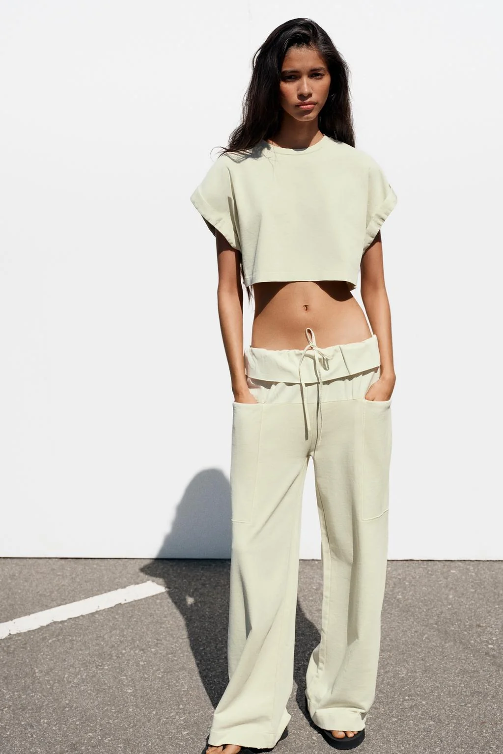 Короткая футболка с контрастными вставками — Комплекты