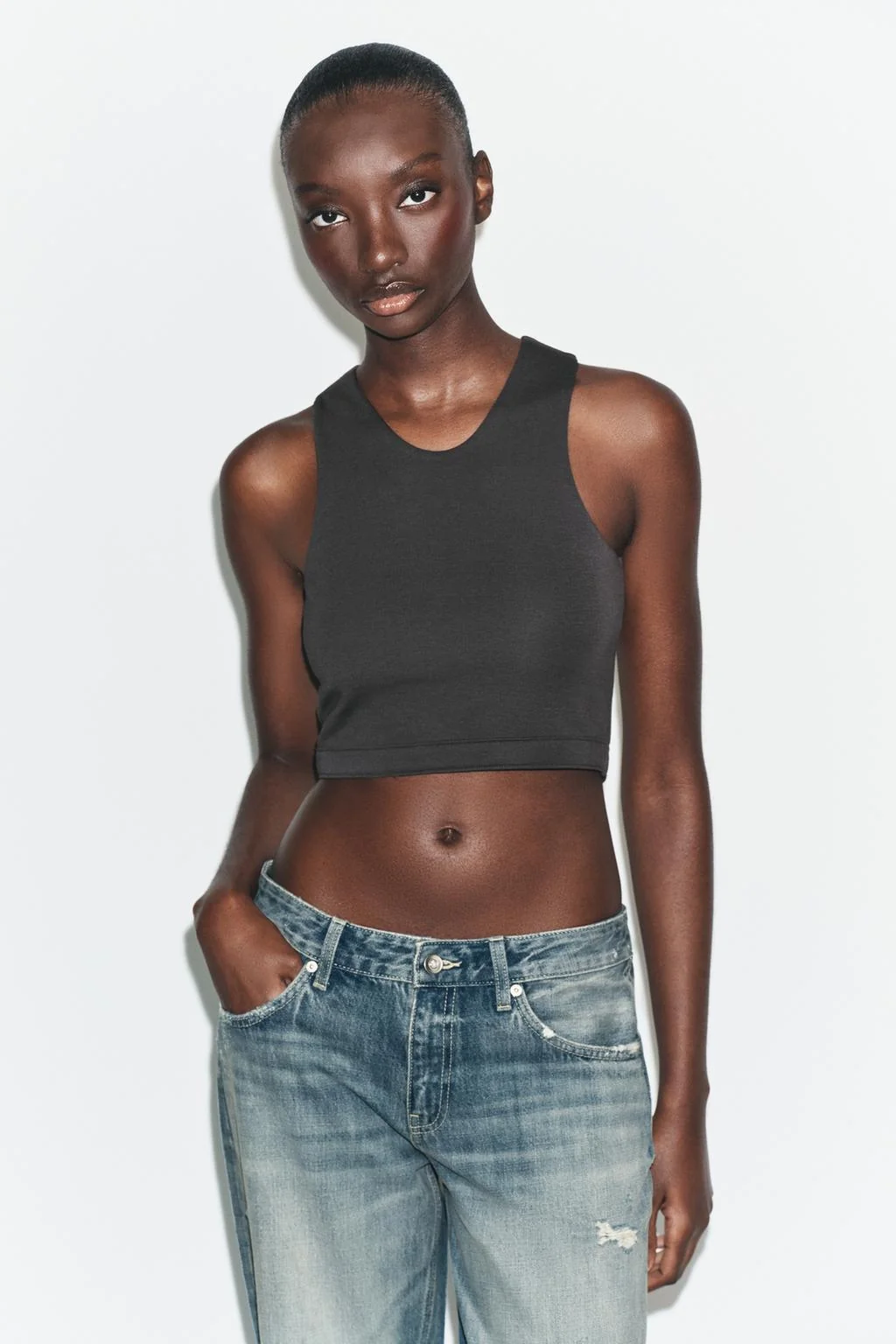 Короткий топ без рукавов