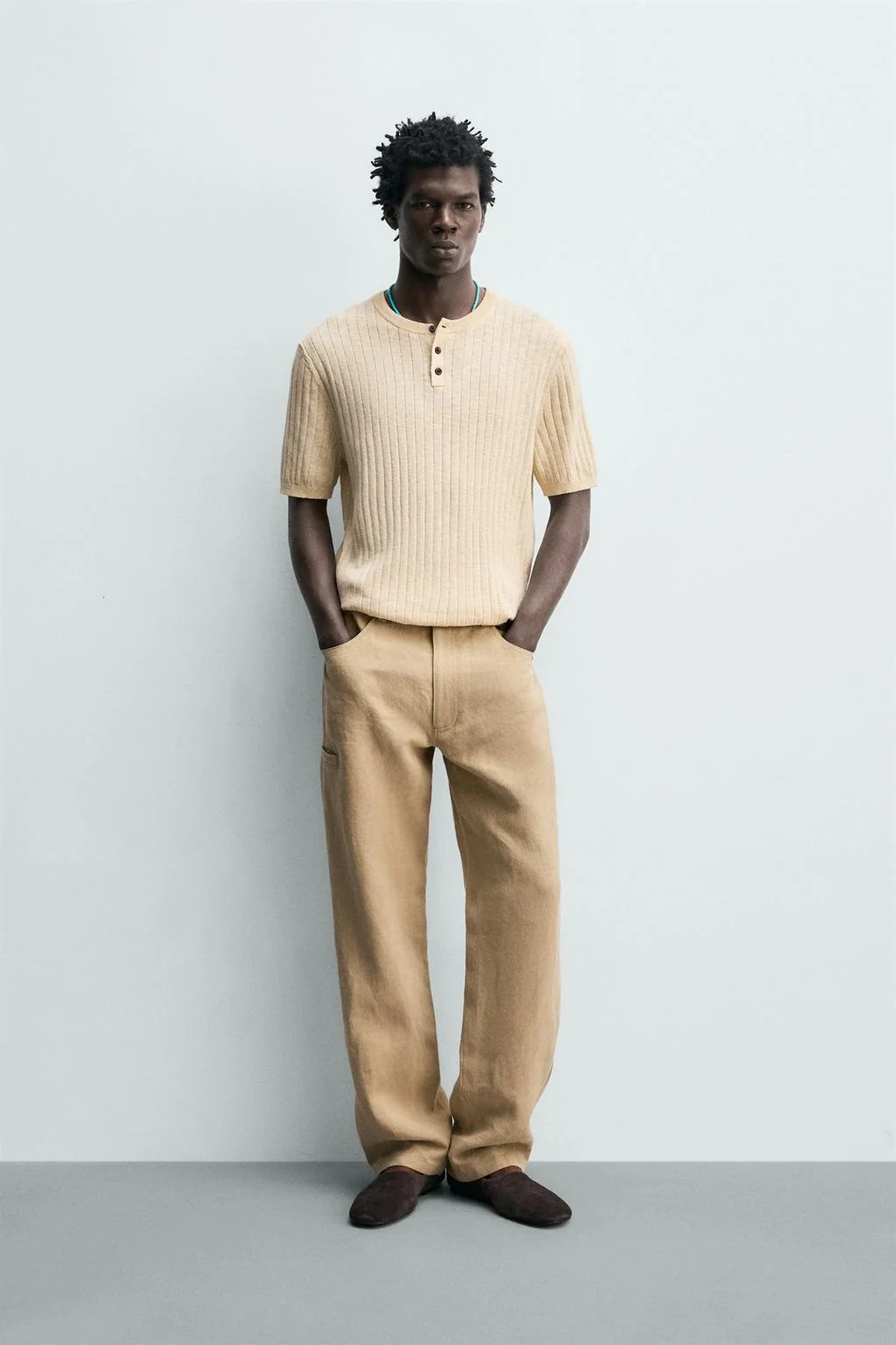 Хлопково-льняная футболка с рубчиком и воротником хенли — Свитера | кардиганы