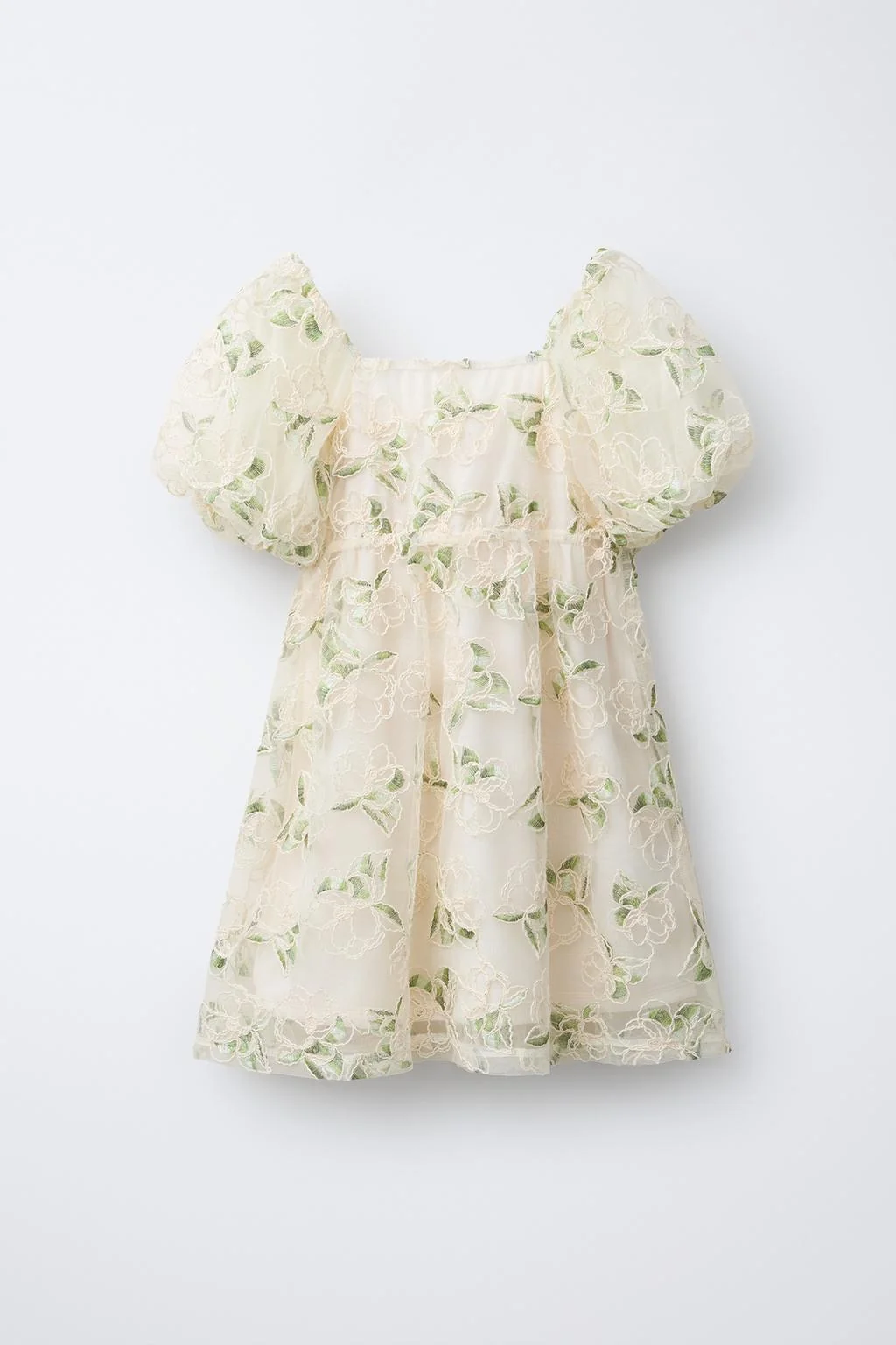 Платье из тюля с вышитыми цветами