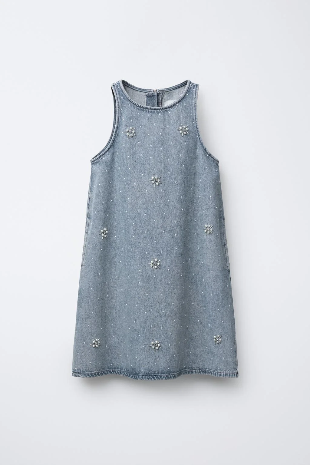 Джинсовое платье с искусственным жемчугом