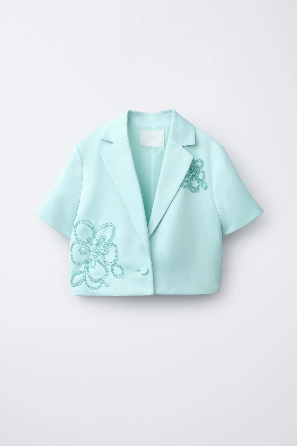 Короткий блейзер из сатина с вышитыми цветами