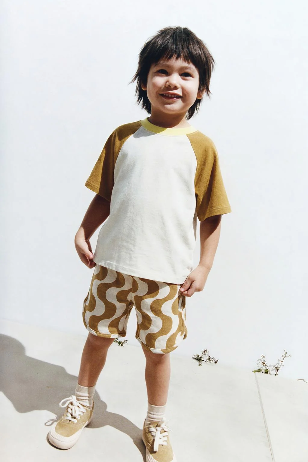 Комплект: футболка с цветблоками и бермуды с волной