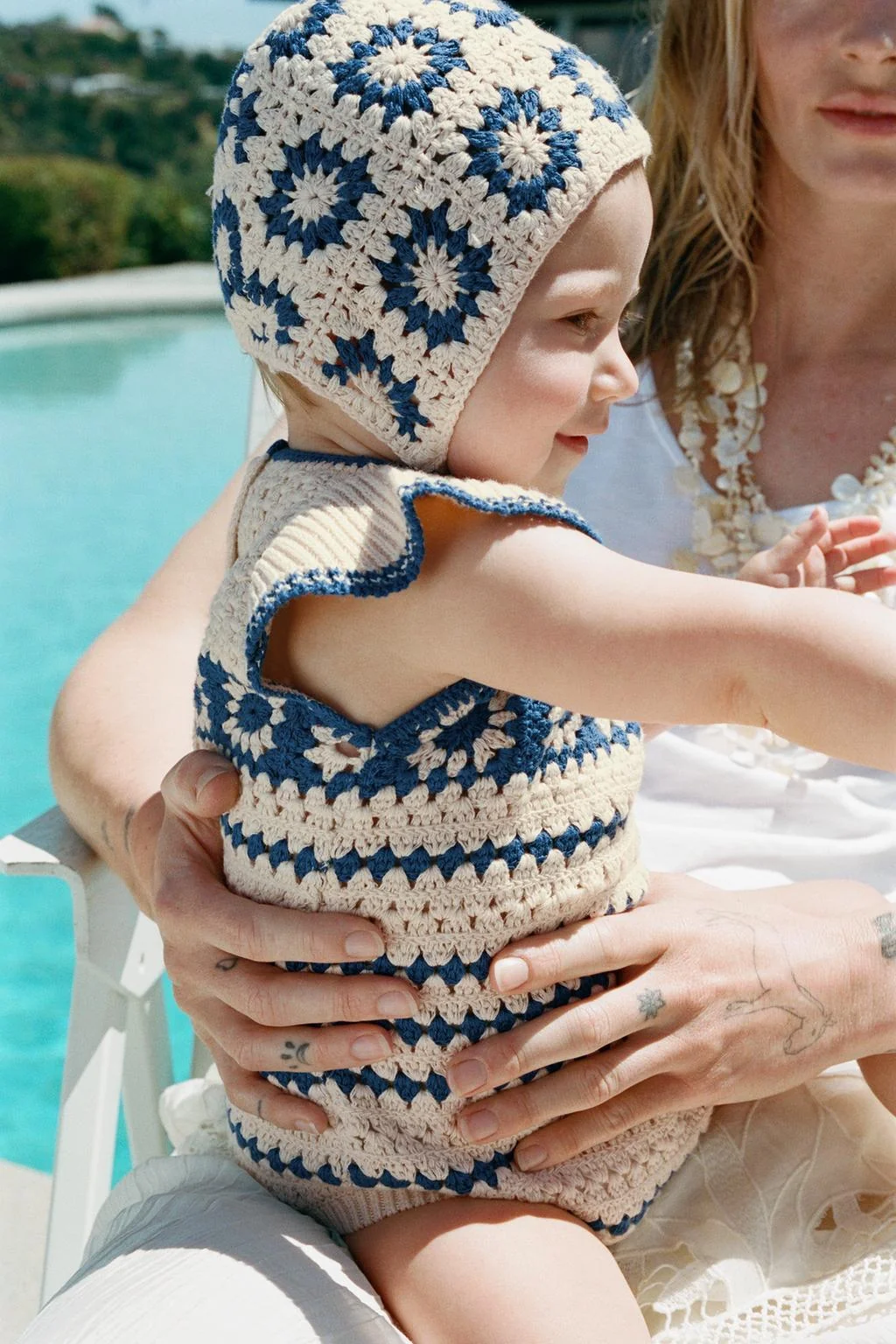 Вязаная крючком шапка