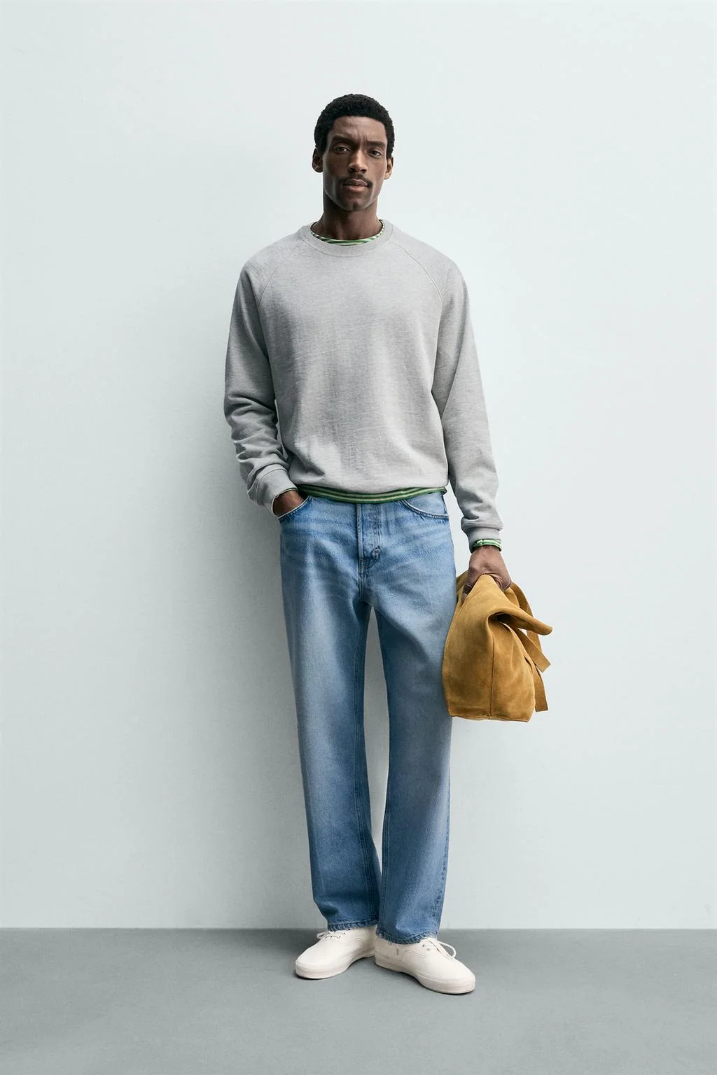 Свитшот базовый потёртый с круглым вырезом — BASIC