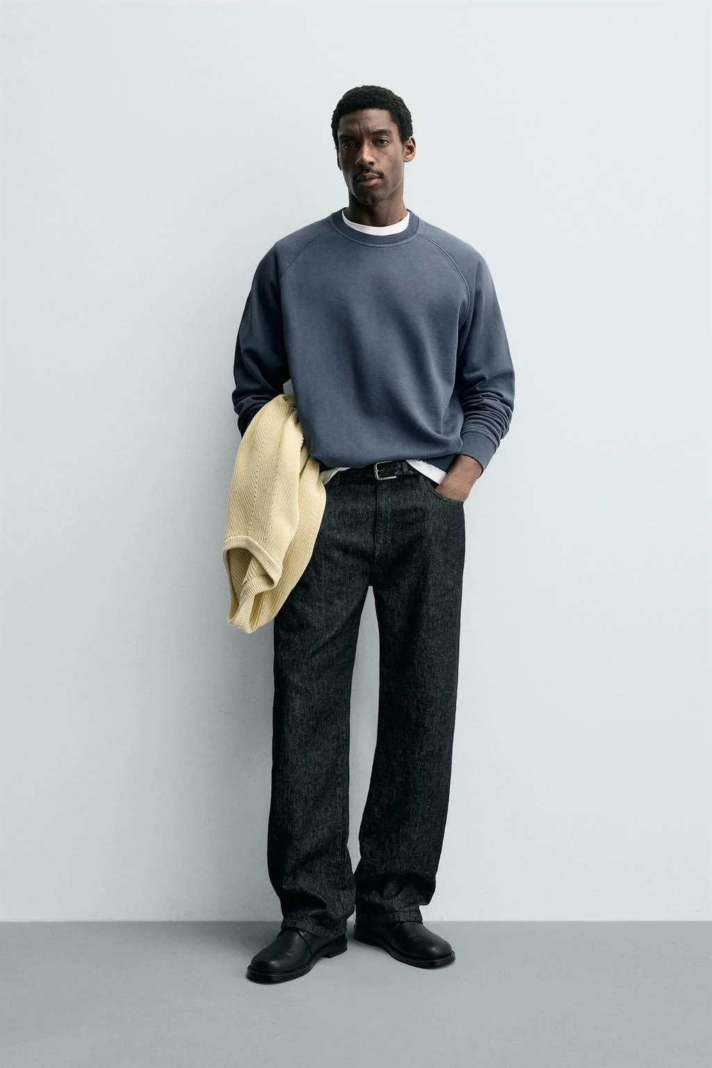 Свитшот базовый потёртый с круглым вырезом