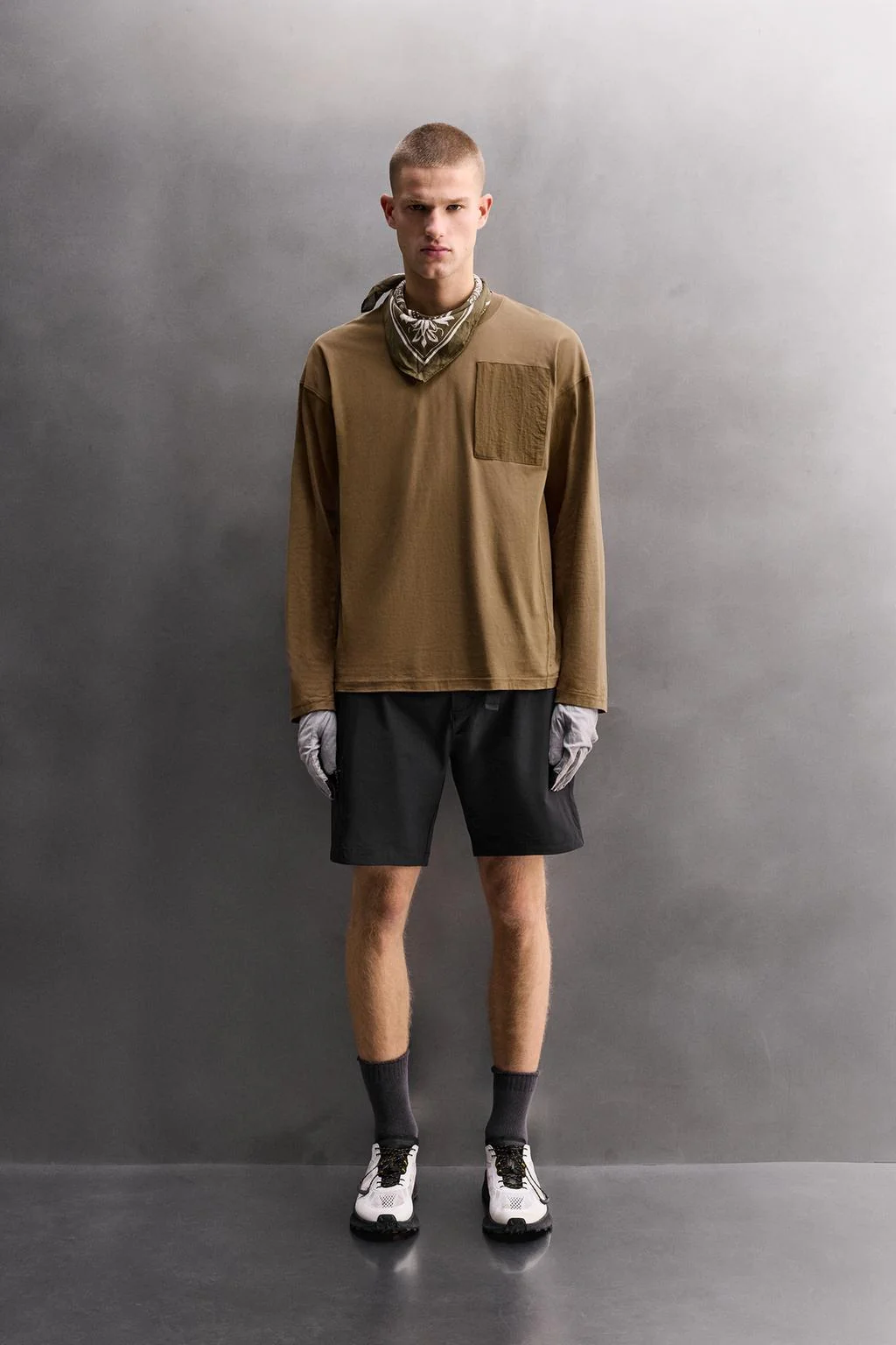 Футболка с длинным рукавом и карманом — С длинным рукавом