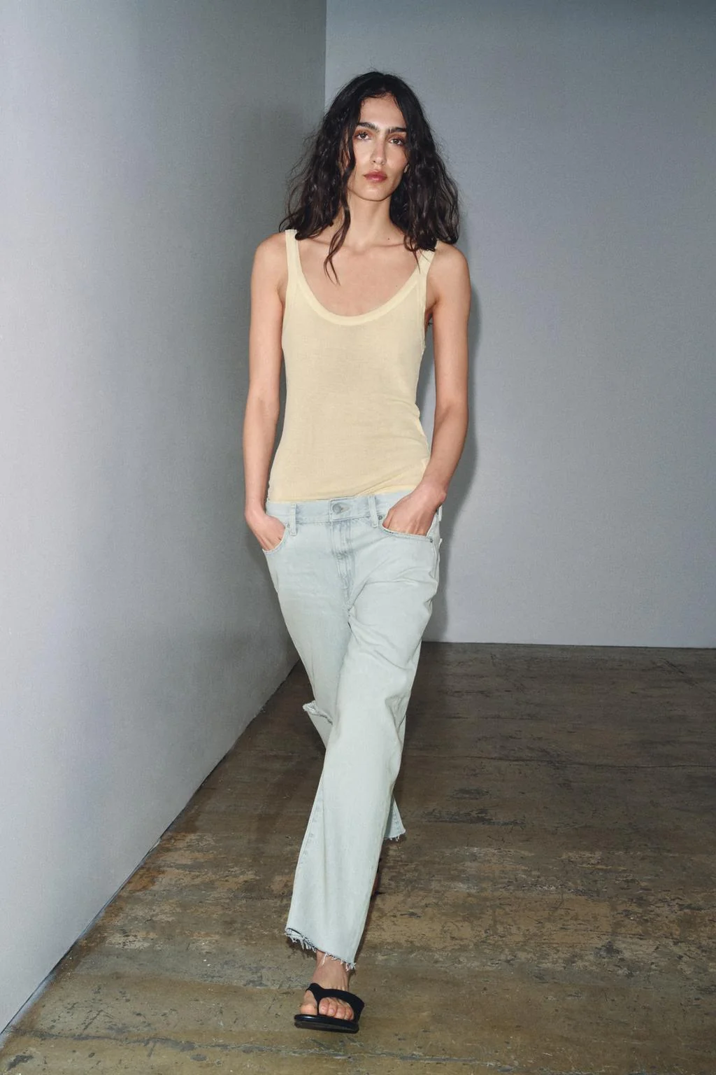 Прямые джинсы с высокой посадкой и потертостями из коллекции ZW