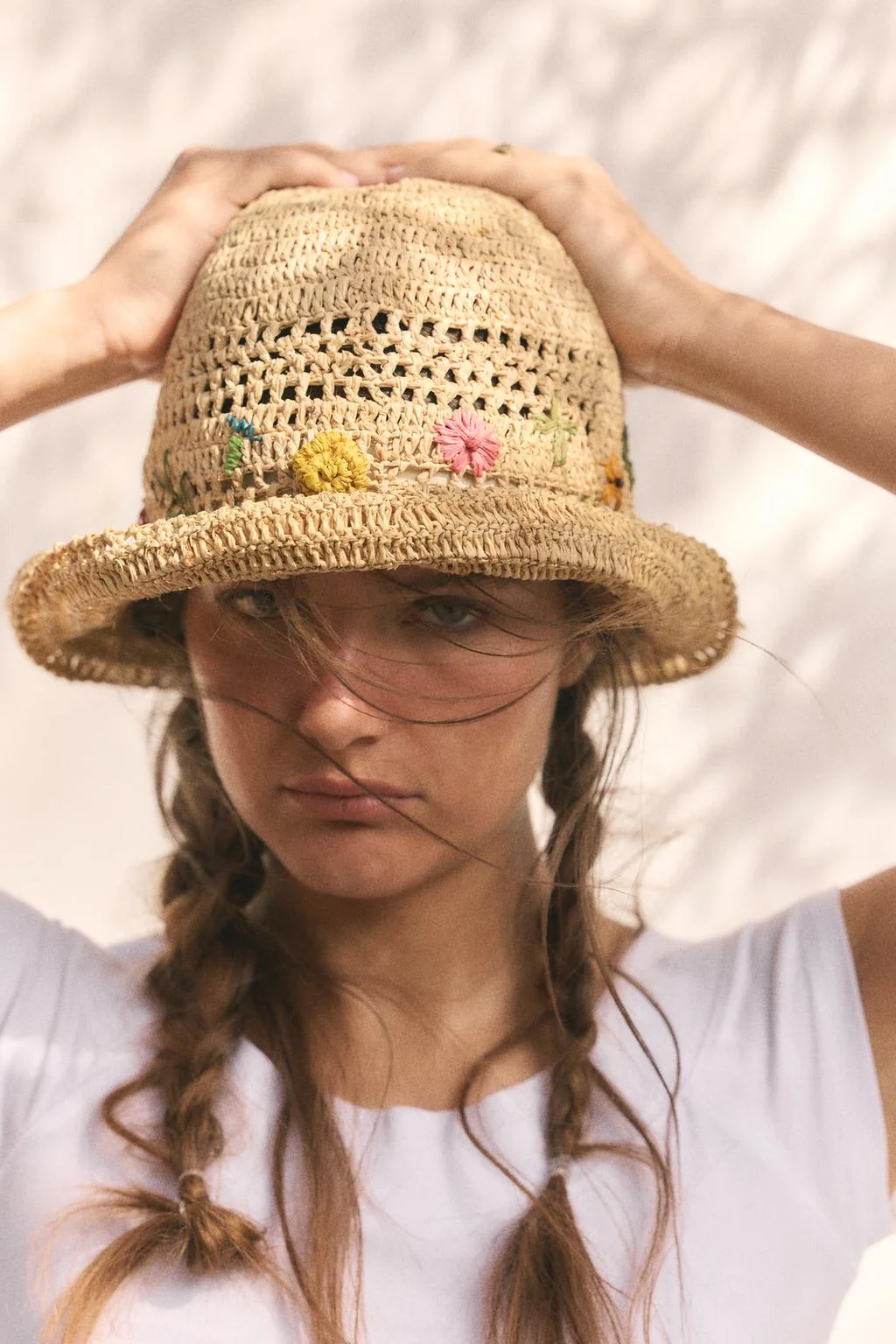 Кепка-ведро с вышитым цветком