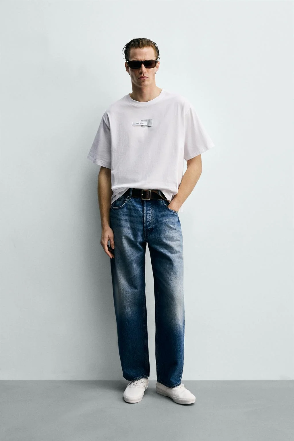 Прямая футболка с этикетками — Футболки