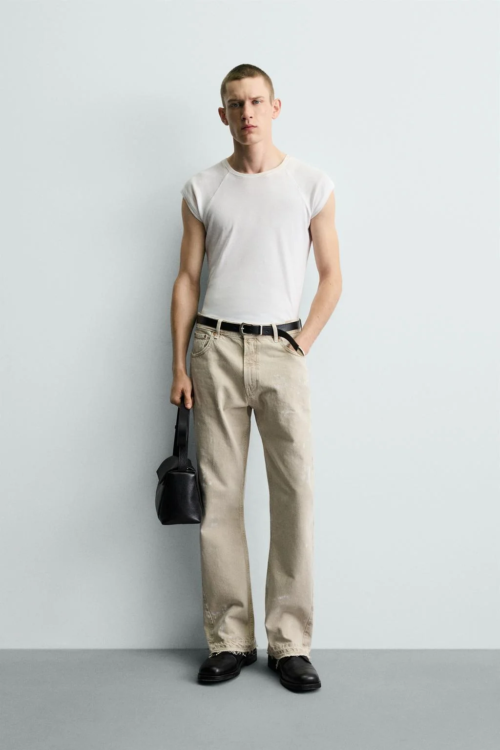 Джинсы с расклешенной низом и эффектом брызг — Джинсы