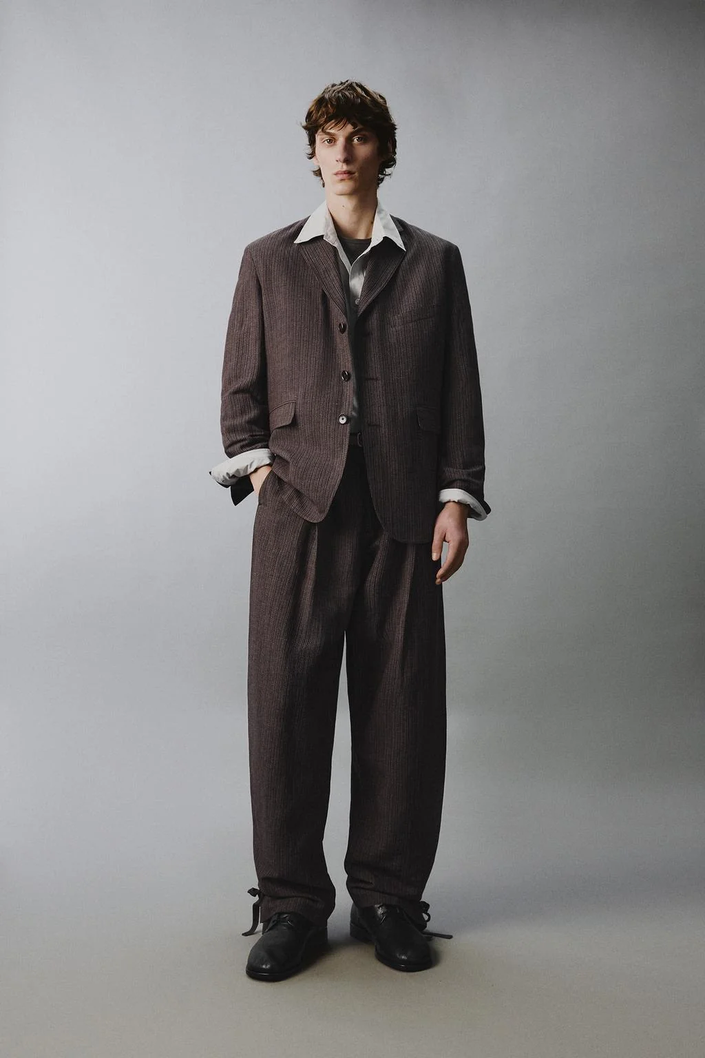 Брюки для костюма из вискозы и льняной ткани в полоску с боковыми складками — Брюки