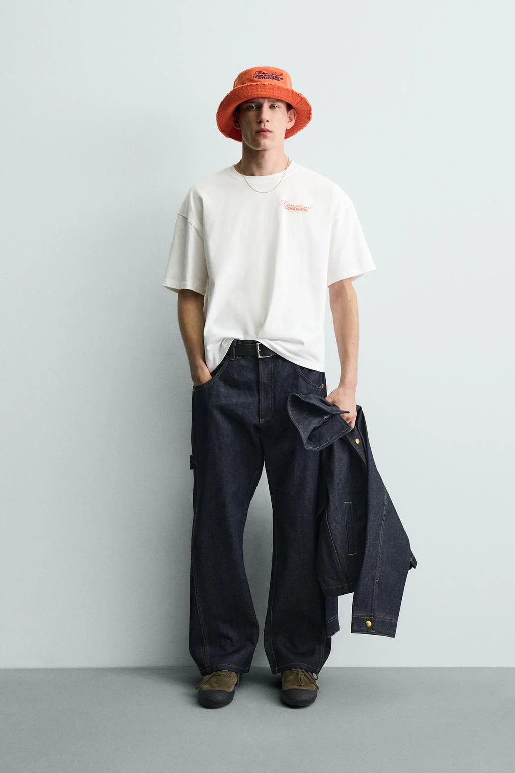 Футболка с контрастным принтом и слоганом — Футболки