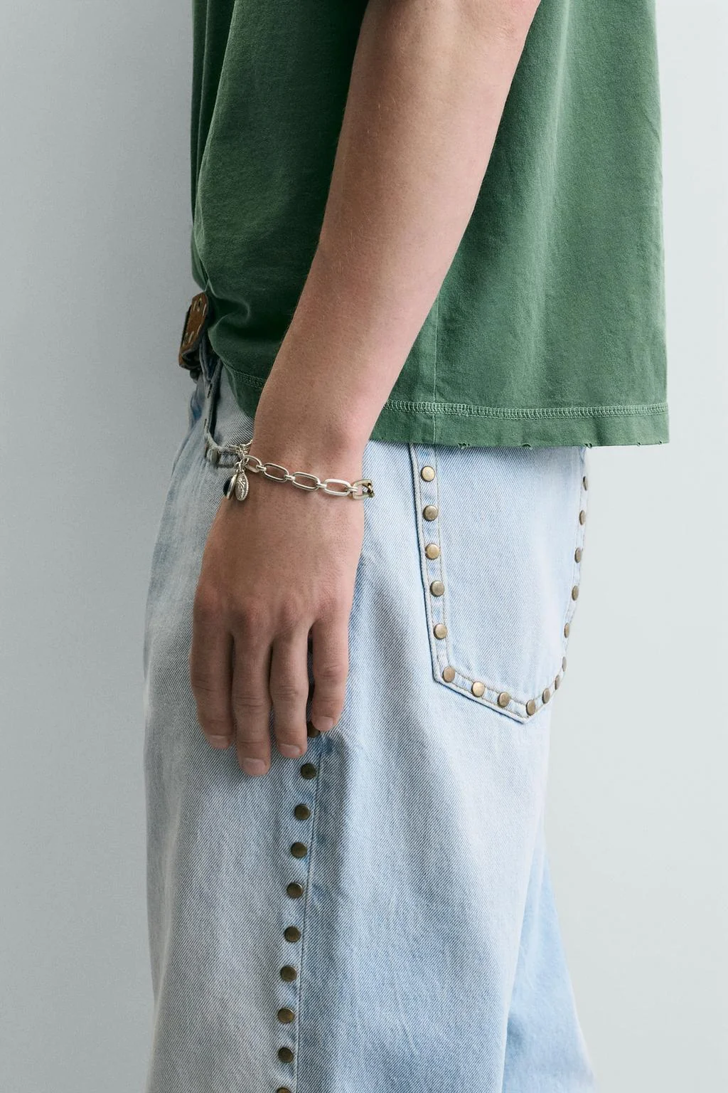 Браслет с металлическими подвесками — Бижутерия